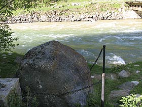 "Камень Карчи", на заднем фоне слияние реки Худес и Кубань